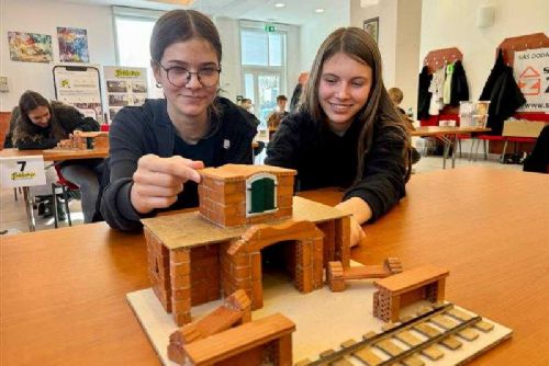 Žákyně ze Žďáru nad Sázavou zvítězily v soutěži o nejhezčí nádraží z cihliček