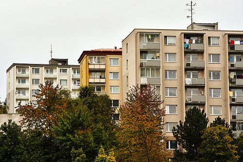 Žďár nad Sázavou bojuje s bytovou krizí: Řešení v odkupu soukromých bytů