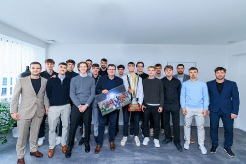 Zlatí fotbalisté ZČU si pro gratulaci došli na rektorát. V létě míří reprezentovat do Itálie