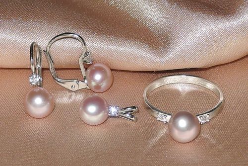 Praha 9: Rozbil vitrínu a odnesl 1,5 kg zlata