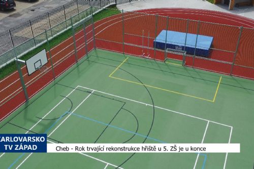 Cheb: Rok trvající rekonstrukce hřiště u 5. ZŠ je u konce (TV Západ)