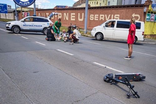 Auto v centru Plzně srazilo muže na koloběžce. Podle svědků jelo po vedlejší