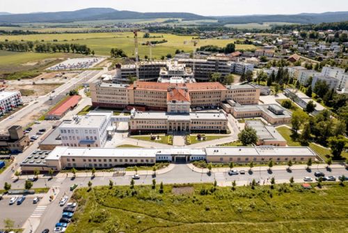 Bombová hrozba vyklidila nemocnici v Hořovicích. Do akce vyrazil i vrtulník z Plzně