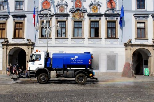 České Budějovice v horku kropí ulice. Vozy spotřebují až 100 tisíc litrů vody denně