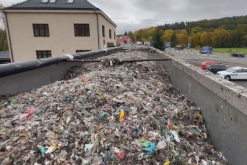 Česko jako skládka Evropy? Celníci na Plzeňsku za červen zadrželi 72 tun nelegálního odpadu