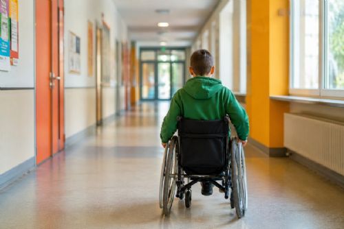 Databáze škol ukazuje, kam se vozíčkář dostane bez bariér. Pomáhá rodičům při výběru školy