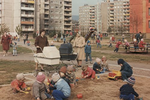 Demografická vlna dětí Husákových dětí postupuje školami. Největší tlak je na středních školách
