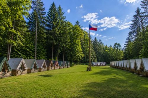 Dětské domovy stále čekají na vrácení peněz za zrušené tábory. Vyplacení náhrad zdržuje policejní prověřování