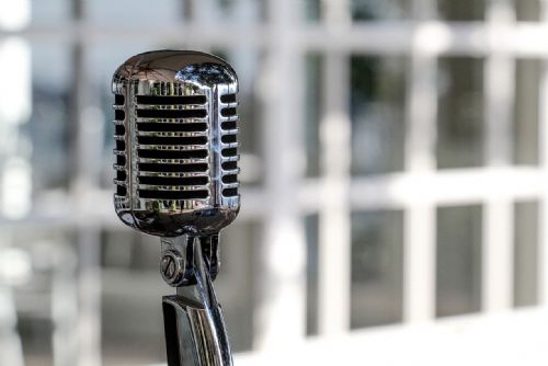 DJKT zve na besedu o hlasu. Do Plzně dorazí lékaři i muzikáloví herci