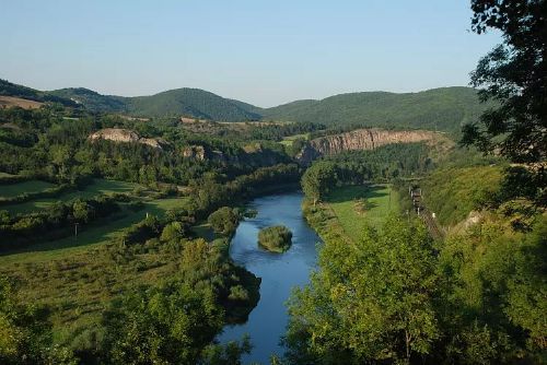 Do Českého krasu Krasobusem. Autobus propojí Karlštejn, Ameriku i Svatý Jan pod Skalou