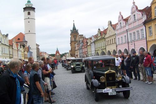 Domažlice v sobotu zaplní veteráni. Historická vozidla vyrazí na 52. jízdu
