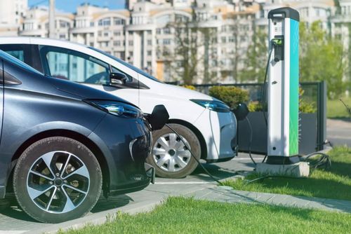 Ode dneška se ruší v Praze parkování elektromobilů zdarma