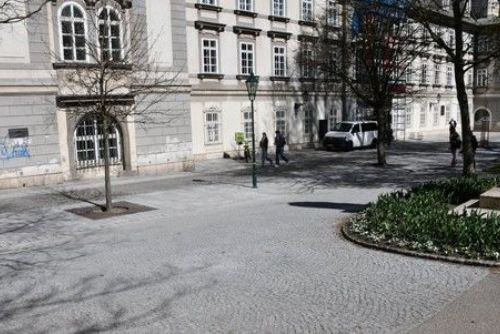 Frekventovaný pěší tah v centru Plzně má nový povrch. Město opravilo dlažbu u knihovny i Branky