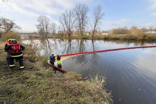 Hasiči v Litoměřicích trénovali zásah při úniku ropných látek do řek