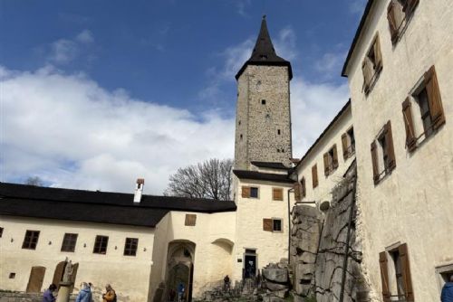 Hrad Roštejn chystá pro rodiny na léto 2026 detektivní hru ve věži i prázdninovou kešku Déčka