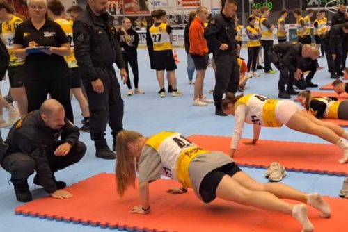 Hvězdy HC Olomouc testují zájemce o práci u policie na stadionu