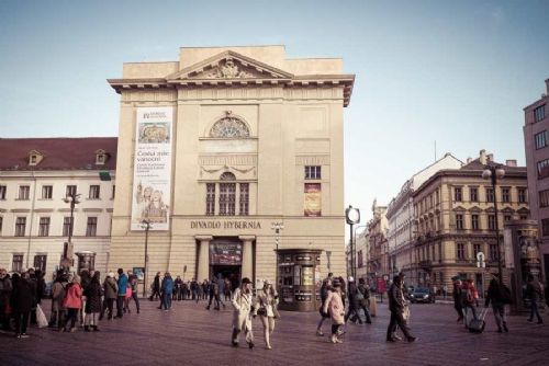 Hybernia láká cizince: testuje AI titulky a otevírá střešní bar