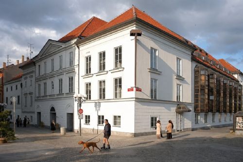 Jihočeské divadlo od září propustí 13 zaměstnanců. Řeší úspory i chybějící velkou scénu