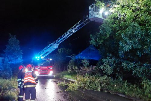 Jihomoravští hasiči zasahovali u stovek incidentů po páteční bouřce