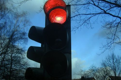 Klíčový semafor v Otrokovicích opět mimo provoz. Městu hrozí dopravní kolaps!