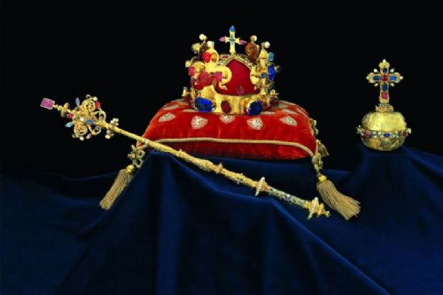 Korunovační klenoty zazáří v moderní expozici Evy Jiřičné na Pražském hradě: „Poklad v temnotě“, 18.–29. září