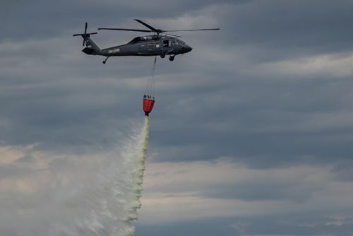 Les u Brodu hořel až do korun stromů. Hasičům pomáhal Black Hawk i drony