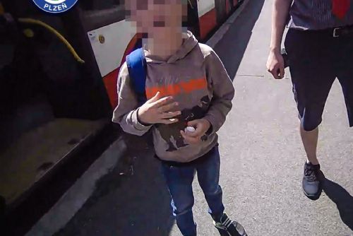 Malý skaut se ztratil v Plzni. Všiml si ho pozorný řidič autobusu