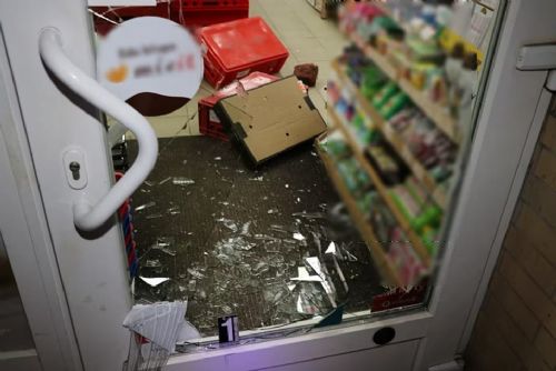 Manželé na Doubravce si „odskočili“ od spících dětí, rozbili výlohu a ukradli cigarety