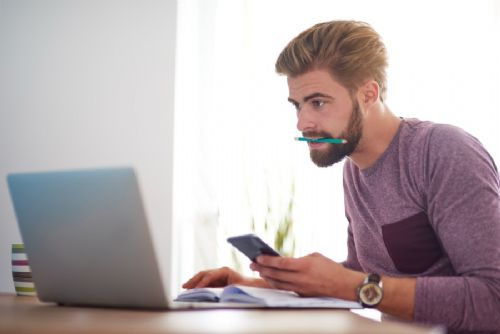 Mladí Pražané hlídají výdaje v mobilu, na zážitky jim po bydlení zbývá méně