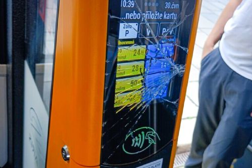 Mladík ničil terminál v autobuse, jiná skupinka demolovala lavičky