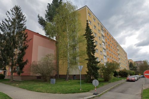 Muž na Doubravce vylévá moč z okna