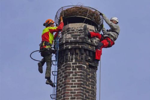 Na komín mladoboleslavského pivovaru přibylo čapí hnízdo vyrobené školáky