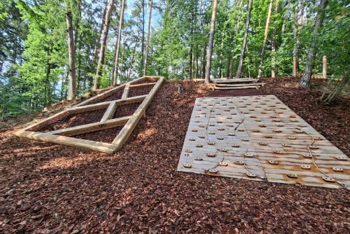 Nová hřiště za pět milionů poničili vandalové hned po otevření. Zaslouží si společnost takové investice?