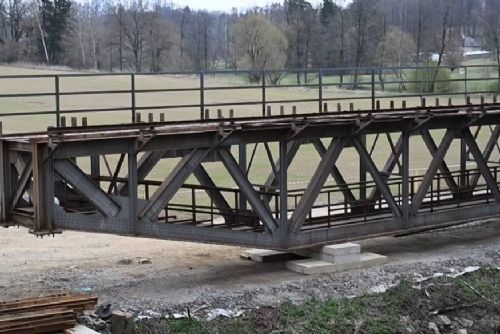 Nýtovaný železniční most čeká nový život jako lávka přes Sázavu