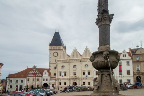 Obnova kašny na Žižkově náměstí: Praskliny a barevné opravy za 335 tisíc