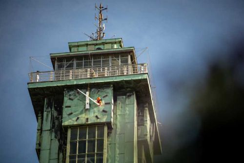 Ostravská radniční věž září po 50 letech: renovace hodinových ručiček dokončena