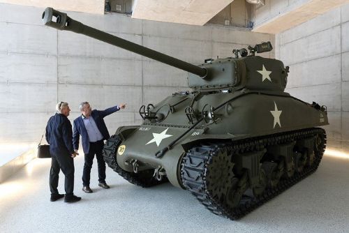 Plzeň dokončila obnovu Klatovské 19. Loosovy interiéry doplní muzeum s tankem Sherman