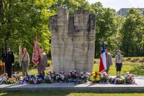 Plzeň si připomněla padlé z roku 1945. Pieta na náměstí Míru uctila vojáky i oběti povstání
