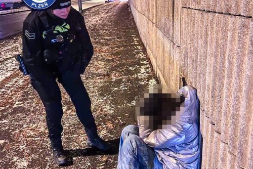 Policisté našli u zastávky pohřešovanou dívku, uplakanou a promrzlou