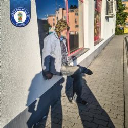 Postrach supermarketu. V Plzni otevřel láhev a vypil ji rovnou mezi regály