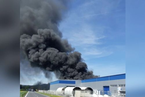 Požár lakovny v Chodové Plané - jeden mrtvý, milionové škody
