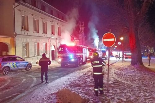 Požár sauny v Horní Plané zranil pět hasičů, skončili v nemocnici