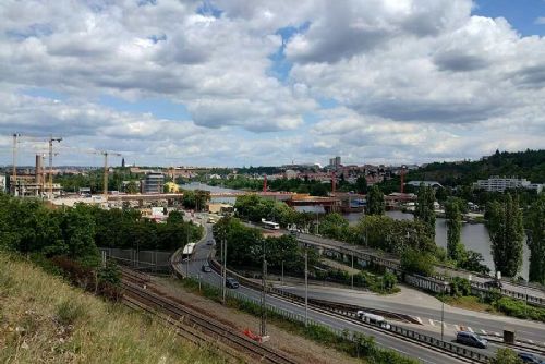 Praha dokončuje Dvorecký most: Spojení Smíchova a Podolí bez aut