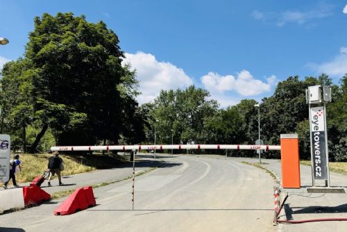 Praha 3 instalovala závoru u Vítkova kvůli porušování zákazu vjezdu. Přístup mají jen vozy s povolením