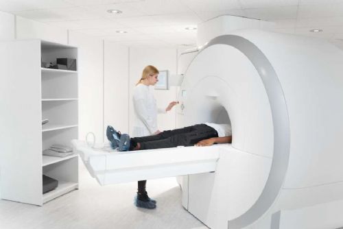 Pražané se hrnou na magnetickou rezonanci: Včasná detekce nádorů láká díky příběhům známých osobností