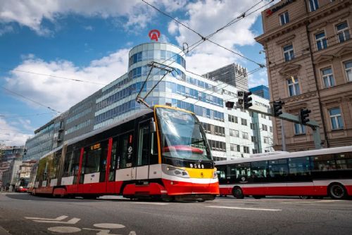 Pražské tramvaje kvůli extrémním vedrům zpomalily na 40 km/h, v podjezdech jen na 10 km/h
