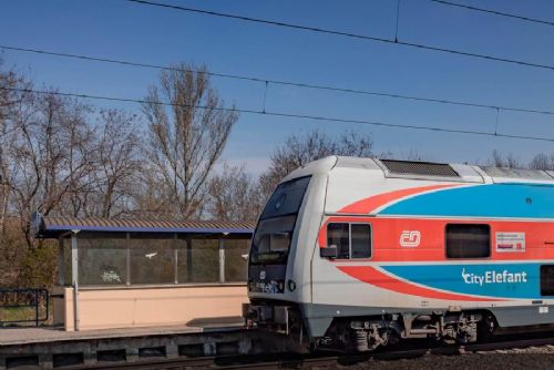 Příměstské vlaky kolem Prahy stále jezdí s omezenou kapacitou. Některé spoje pojedou jen s jednou soupravou