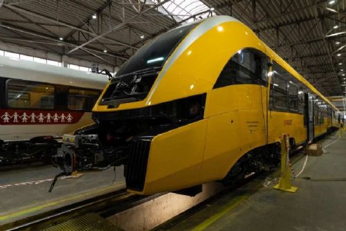 První jednotka Pesa pro RegioJet dorazila na zkušební okruh ve Velimi