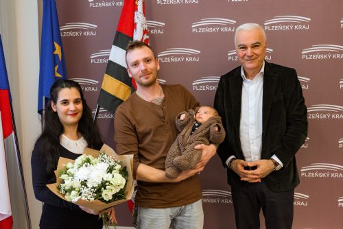 První miminka Plzeňského kraje roku 2026 přivítal hejtman na krajském úřadě