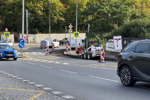 Radlickou čeká omezení. Od dneška se opravuje asfalt, auta pojedou po tramvajových kolejích